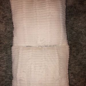 Set of 2 Laura Hill throw pillows